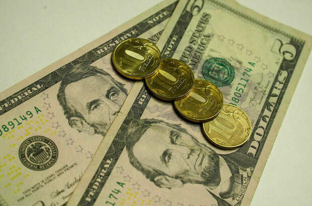 Курс доллара упал ниже 90 рублей впервые с 1 февраля