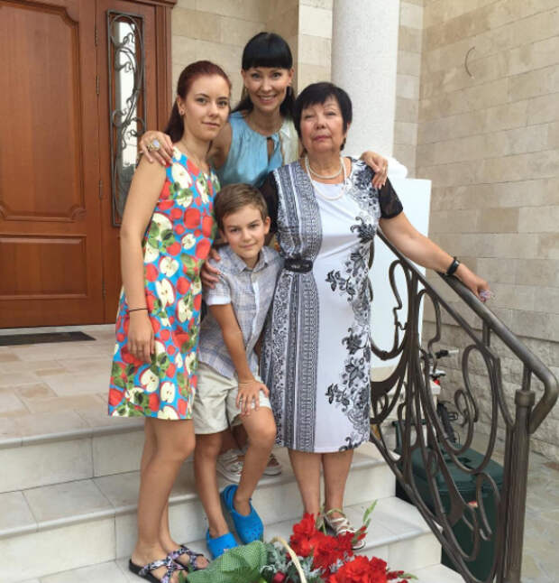Нонна Гришаева: фото с мамой и детьми
