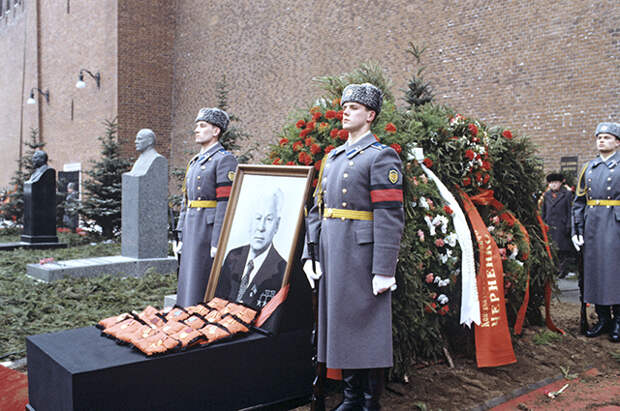 Почетный караул у могилы К.У. Черненко на Красной площади у Кремлевской стены.