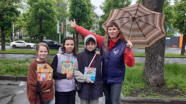 Библиотекари Владивостока провели акцию ко Дню защиты детей вопреки непогоде