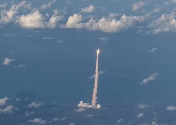 Пассажиры самолета в США запечатлели старт лунной миссии Artemis II