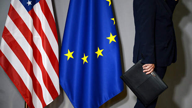 Флаги США и Европейского совета в Брюсселе. Архивное фото