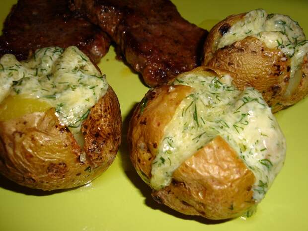 картофель в мундире запеченный с сыром
