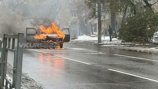 Автомобиль горит в Барнауле / Фото: