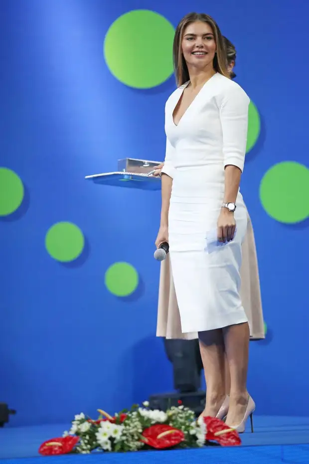 Каблуки долой! Кабаева щеголяет в кроссовках за 100 тысяч на репетиции фестиваля «Алина»