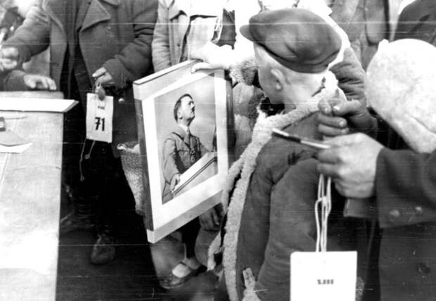 8. Раздача портретов Адольфа Гитлера для вывешивания в квартирах, лагерь для переселенцев в Люблине (Польша), 1940 г. германия, история, фото