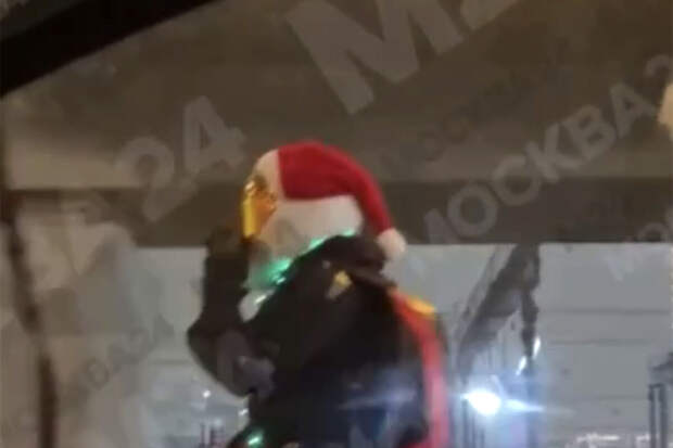 В Москве на видео сняли, как моноколесист в костюме Санты промчался по дороге