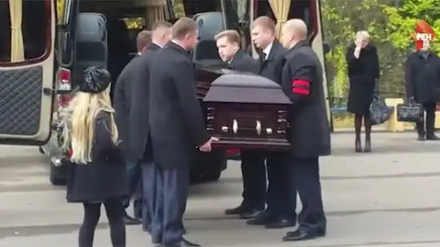 переходит дорогу в неположенном месте. перейти дорогу покойнику. марьянов похороны. ахтубинск зимой 2021. переход дороги в неположенном месте.