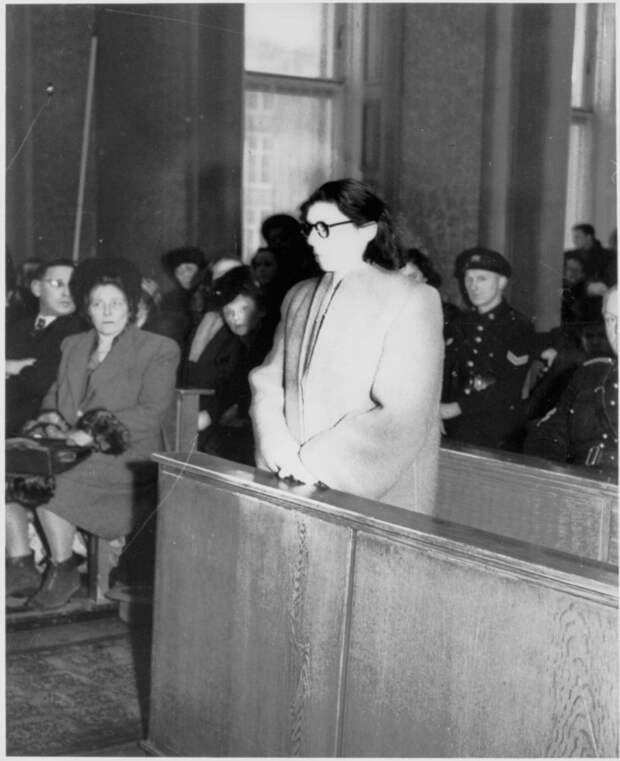 Анс ван Дейк перед Специальным судом в Амстердаме, февраль 1947 года Анс ван Дейк перед Специальным судом в Амстердаме, февраль 1947 года