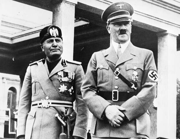 Гитлер и Муссолини на фоне Храма почета, где было перезахоронение путчистов – сакральной жертвы; г. Мюнхен