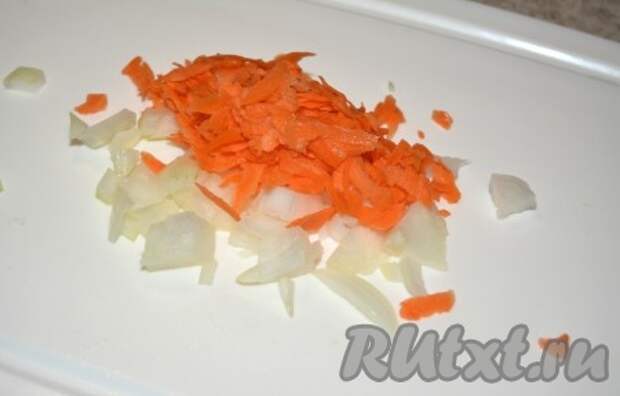 Лук репчатый мелко нарезать, морковь натереть на крупной терке.