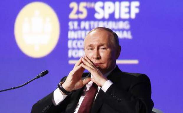 На фото: президент РФ Владимир Путин во время пленарного заседания XXV Петербургского международного экономического форума.
