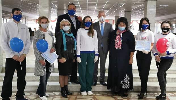Депутаты Подольска вручили подарки ко Дню защиты детей 12 волонтерам округа