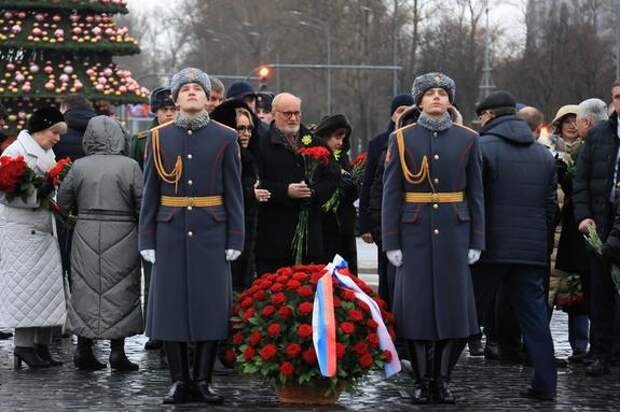 На площади Победы почтили память защитников и жителей блокадного Ленинграда