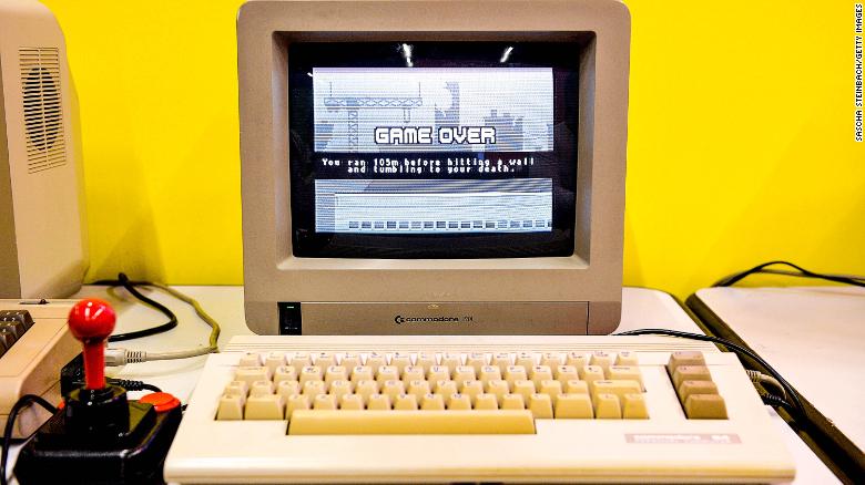 Старенький компьютер из 80-х, Commodore 64, возвращается с усовершенствованной клавиатурой