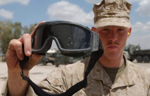 Почему американские солдаты всегда носят темные очки