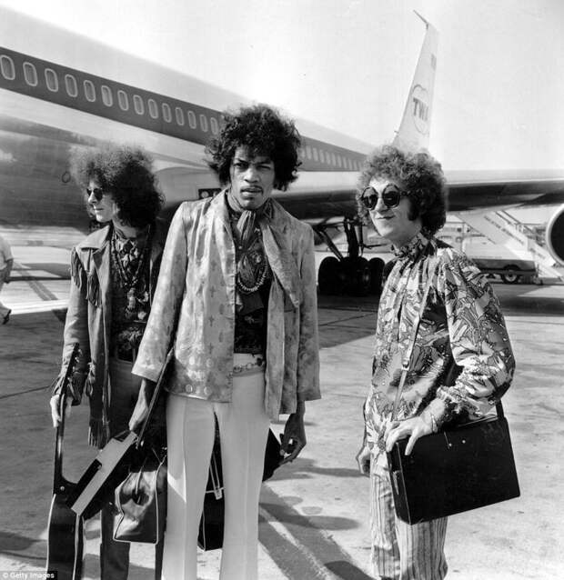 Джими Хендрикс с бас-гитаристом Ноэлем Реддингом (слева) и ударником Митчем Митчеллом (справа), 1967 г. архивные фотографии, аэропорт, аэропорты, знаменитости, известные люди, старые фото, фото знаменитостей