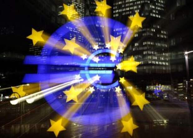 The illuminated euro sign at the European Central Bank's (ECB) headquarter is photographed on a long time exposure in Frankfurt, November 28, 2005. Euro zone finance ministers on Monday again challenged the need for a rise in European Central Bank interest rates, questioning whether inflationary risks pose a serious threat to the 12-nation bloc. REUTERS/Kai Pfaffenbach