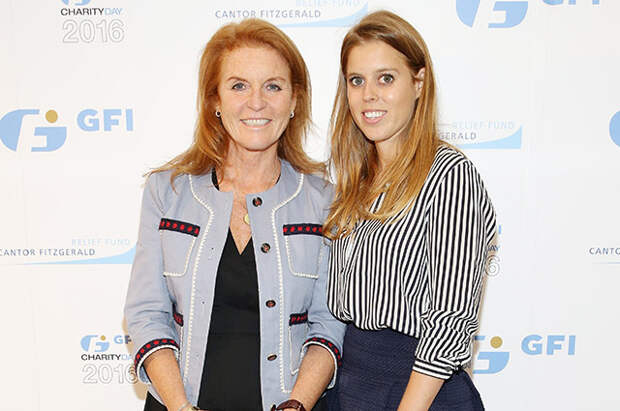 Сара Фергюсон эмоционально поддержала свою дочь принцессу Беатрис в день ее несостоявшейся свадьбы