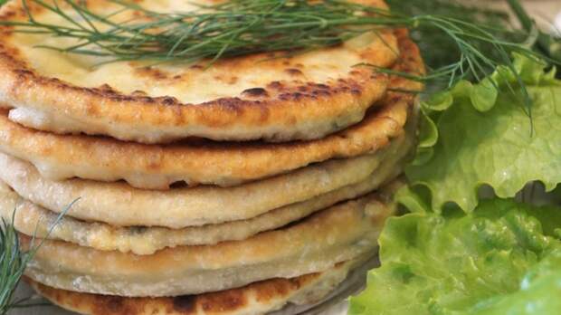 Бюджетные лепешки с луком и яйцом