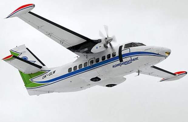 Как хорошо видно на примере L-410, самолет, требующий короткой взлетно-посадочной полосы, вполне может иметь убирающиеся шасси и не нуждаться в подкосах под крылом / ©Wikimedia Commons