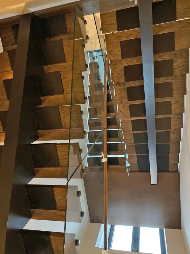 Лестницы на косоуре и перила цельностеклянные