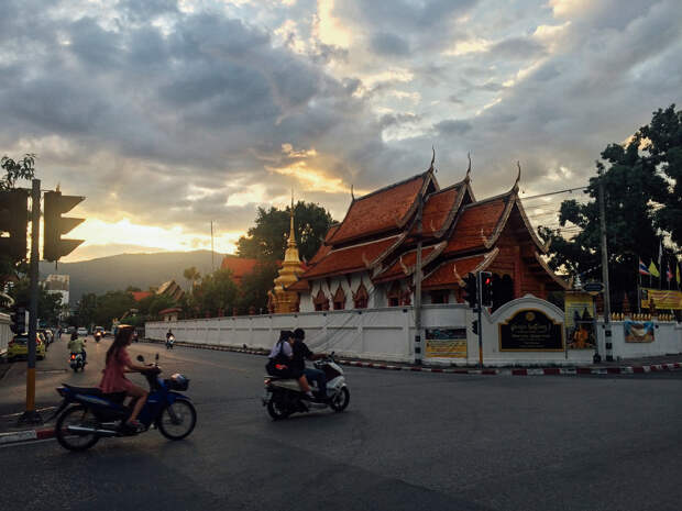 Путешествие по Таиланду, Чиангмай: Красивый закат, храм и горы на горизонте