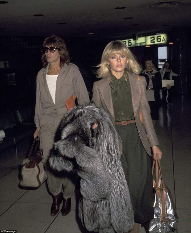 Род Стюарт и Бритт Экланд, апрель 1977 г. архивные фотографии, аэропорт, аэропорты, знаменитости, известные люди, старые фото, фото знаменитостей