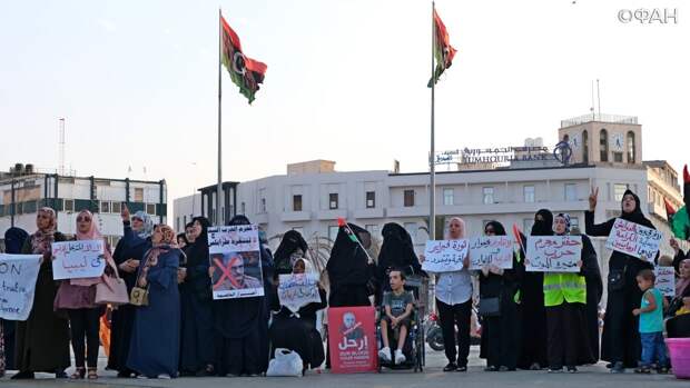 Ливийцы заблокировали шоссе Триполи-Бейрут в знак протеста против политики ПНС