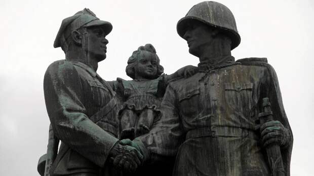 Корреспондент: В Польше официально разрешили снос советских монументов