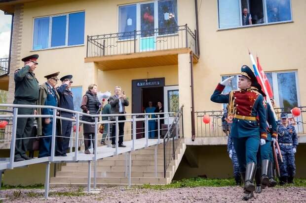 В Петербурге 103-летний ветеран и блокадник посмотрели личные парады к 9 Мая