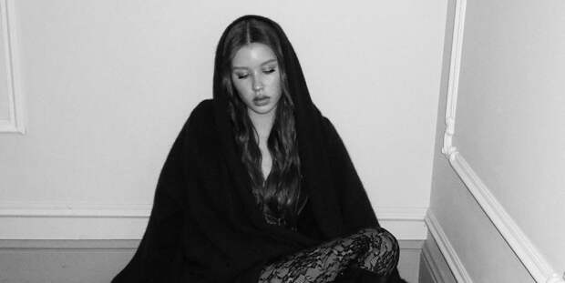 16-летняя Анна Пересильд снялась в коротком топе и кружевных колготках: фото