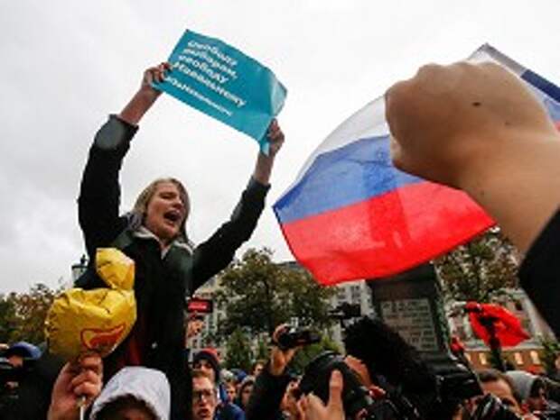 На акциях за Навального задержали почти 100 человек. Больше всего - в Екатеринбурге