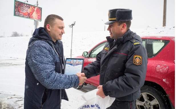 Минская ГАИ поблагодарила водителя Renault, который спас пешехода авто, пешеход, ГАИ, Беларусь