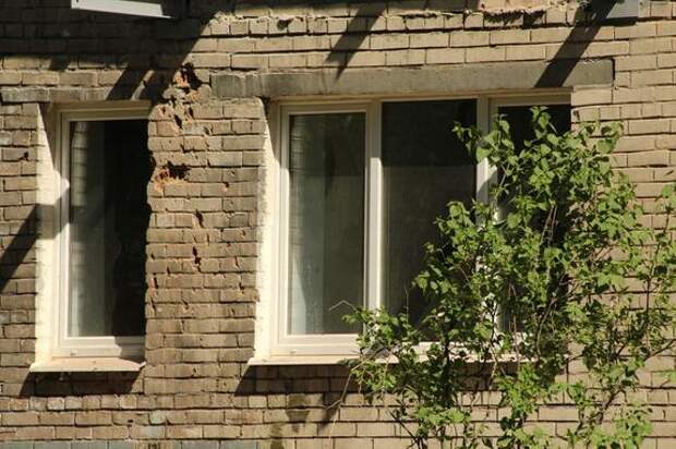 Из-за атаки беспилотников в жилых домах Кронштадта были выбиты стекла