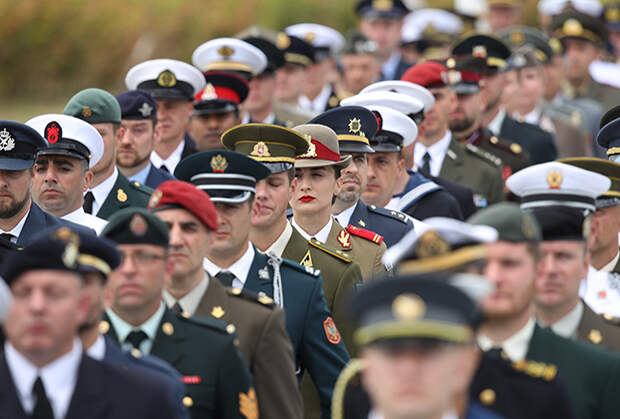 Солдаты стран НАТО во время церемонии открытия саммита Североатлантического альянса в Брюсселе