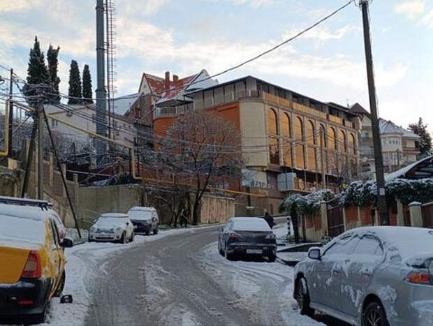 Поваленные деревья и разрушенная набережная: Сочи продолжает борьбу с последствиями ураганного ветра и снегопада