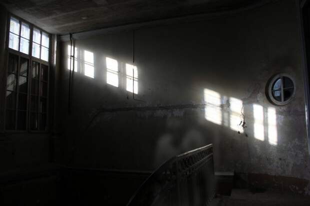 странная игра света, похоже , что по лестнице поднимаются два силуэта Ленинградская область, призрак, тайцы, фоторепортаж