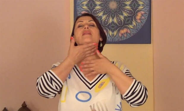 Кадр из видео, где я показываю, как подготовить шею и декольте к лету