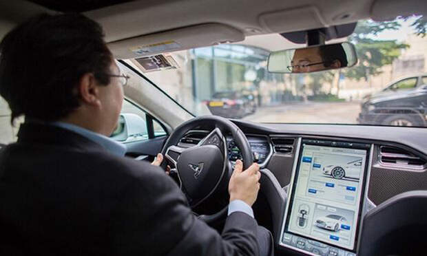 Электрический седан Тесла Модель S / Tesla Model S - салон и бортовой компьютер