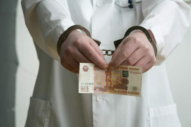 Начальника отдела новокузнецкой больницы взяли под стражу за крупную взятку