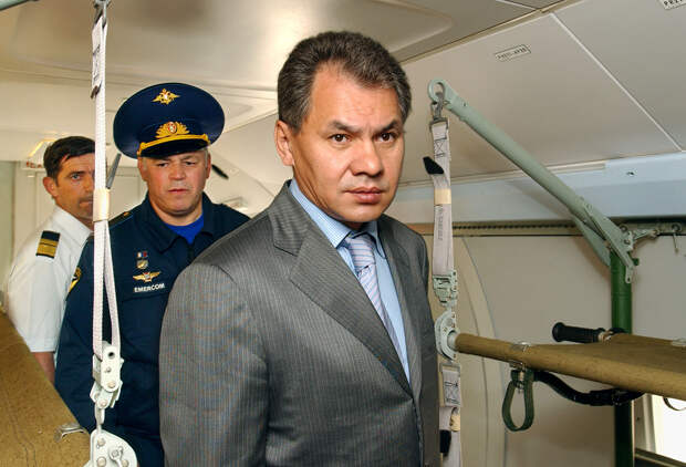 Глава МЧС РФ Сергей Шойгу в салоне самолета-амфибии Бе-200, 2004 год Юрий Машков/ТАСС