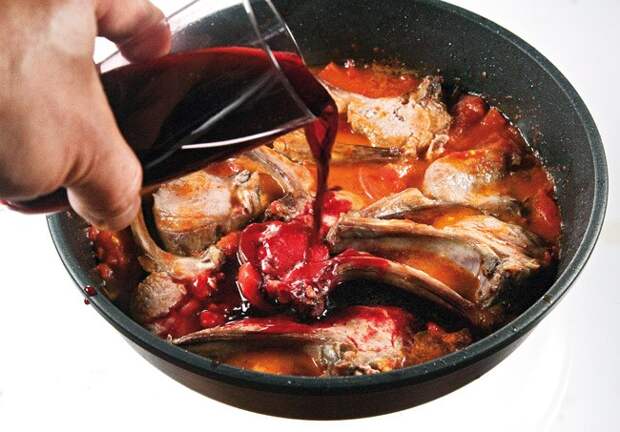 добавление части красного вина к бараньей корейке в соусе