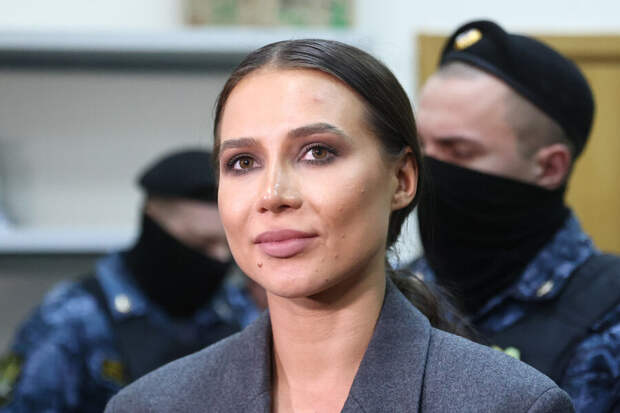 Следствие попросило ужесточить меру пресечения для блогера Чекалиной после видео из ресторана