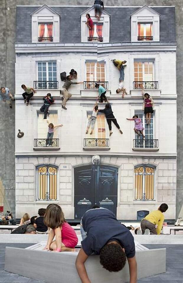 Инсталляция «Здание» от аргентинского художника Леандро Эрлиха - это настоящий аттракцион для детей и взрослых. Впервые ее представили на целых три месяца в Париже. Посетители могли «залезать» на здание и перепрыгивать с окна на окно.