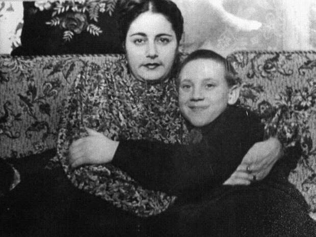 Васек, Высота, Хвостик и Американец: за что Владимир Высоцкий получал эти прозвища в детстве и юности