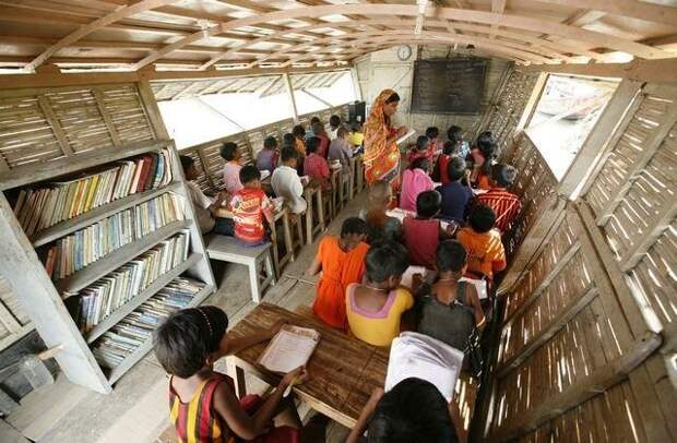 В Бангладеш есть большее 100 школ, расположенных на лодках. У каждой есть доступ в Интернет, библиотека, и школа работает на солнечных батареях.