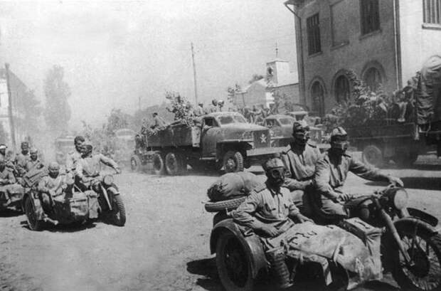 Колонна Красной Армии в 1945 году Великая Отечественная, вов, военная техника, война, мото, мотоцикл, олдаймер, ретро техника