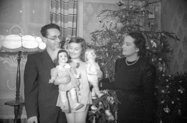 Юрий Левитан с женой Раисой и дочерью Натальей.