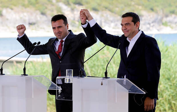 Премьер-министр Македонии Зоран Заев и премьер-министр Греции Алексис Ципрас перед подписанием соглашения о переименовании Македонии в Республику Северная Македония, 17 июня 2018 года